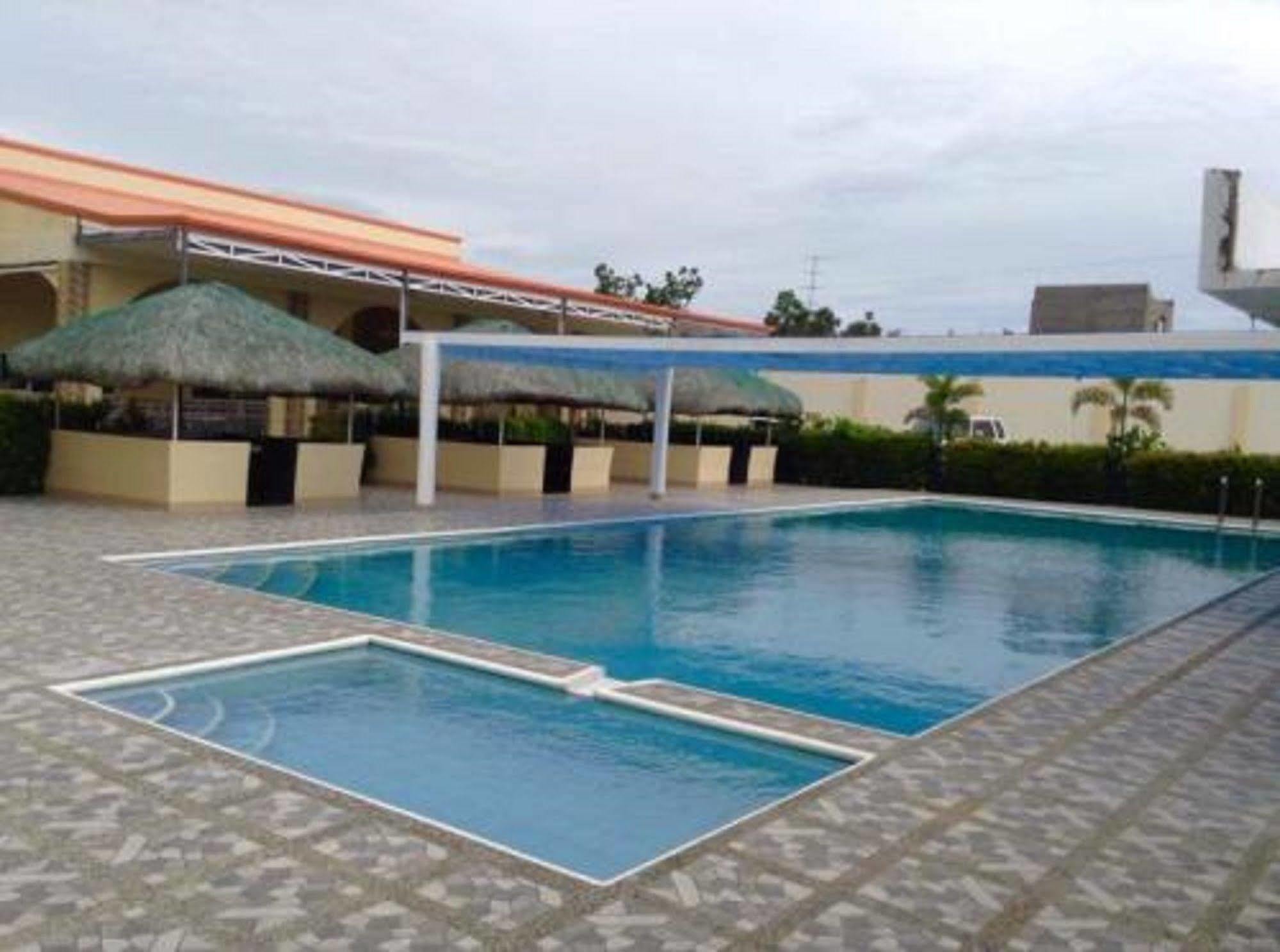 Ukl Ever Resort Hotel Laoag Bagian luar foto